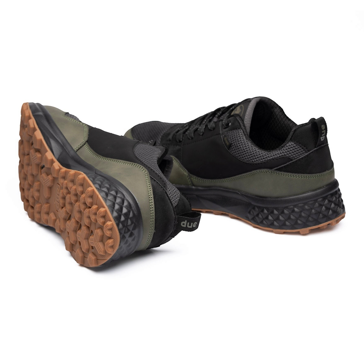 Zapatillas Due Shoes Dolomiti II en color verde oliva y negro con suela de goma dentada y diseño transpirable.