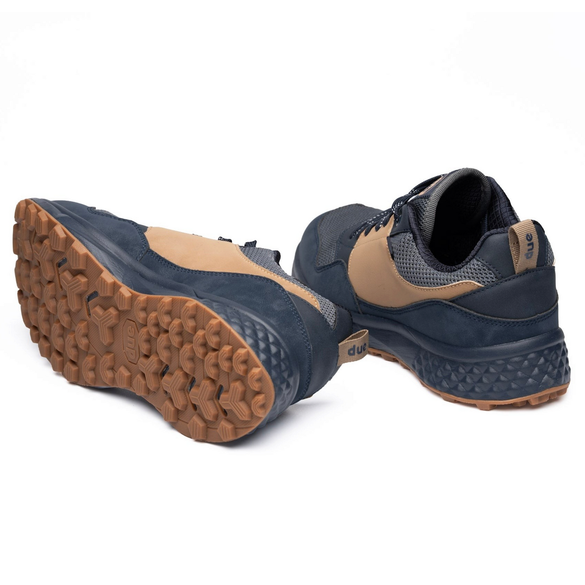 Zapatillas Due Shoes Dolomiti II azul marino y beige con suela de goma dentada y diseño transpirable para mayor confort